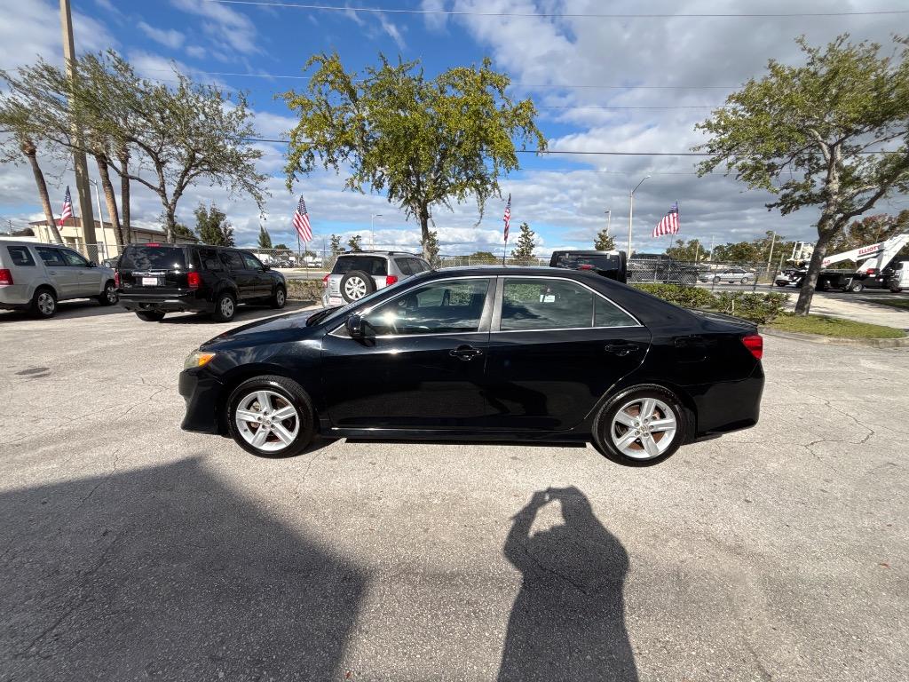 2014 Toyota Camry SE's photo